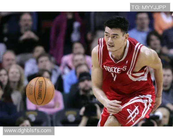 球迷激动见到姚明瞬间回忆起他的辉煌篮球生涯与无尽热爱